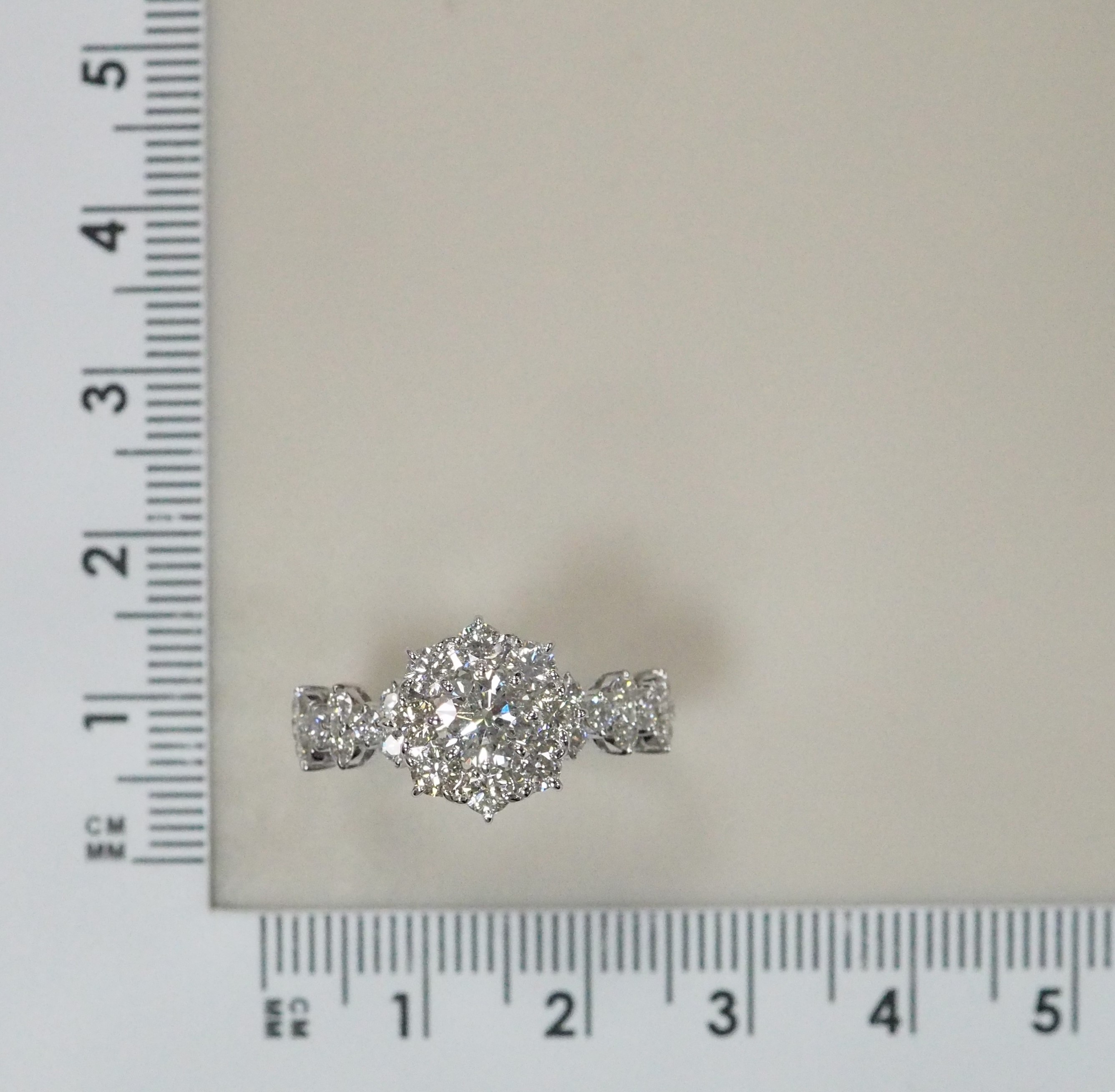 Кольцо из белого золота с бриллиантами